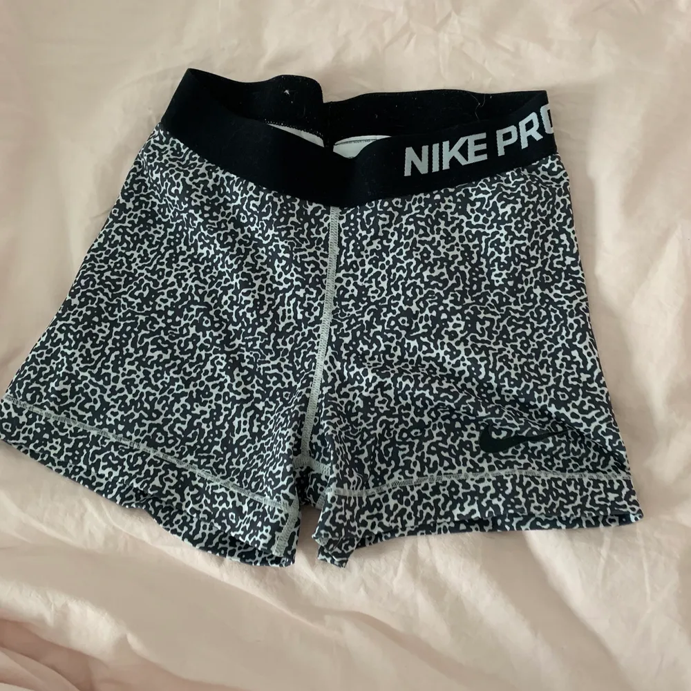 Säljer dessa shorts som jag använt 2-3 ggr. Ordinarie priset är 349kr men säljer de för 50kr+10 kr frakt🚚. Shorts.