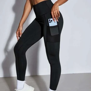 SHEIN TRÄNINGSTIGHTS - Svarta träningstights från SHEIN. Storlek S men var för stora för mig så jag kan inte använda dem. Därav helt nya och oanvända. Har fickor till telefon så väldigt praktiska. Köpta för 99, säljer för 69kr. Köparen står för frakt.
