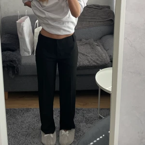 Kostymbyxor  - Jätte fina vintage kostymbyxor. Det är insydda i midjan (syns men ser endast ut som en detalj ) och är i vädligt fint skick. Någon storlek står ej men passar mig som vanligt viss har S. 