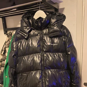 Champion puffer jacket  - Champion jacka, luvan går att ta av och på insidan av jackan finns det så du kan sätta på den som en ryggsäck. Den är använd men väldigt bra skick förutom att ena ”hängslet” på insidan håller på att lossna. Storlek S men passar M. 