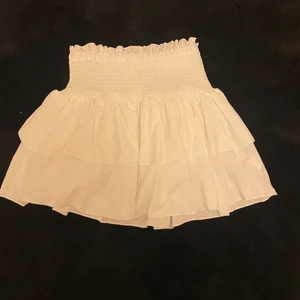 Volangkjol vit  - Säljer nu denna jätte gulliga volangkjolen från shein då jag inte använder den. Storlek 160, vill få bort snabbt. Aldrig använd. Pris kan diskuteras !!! 115kr där frakten är inkluderad!! 