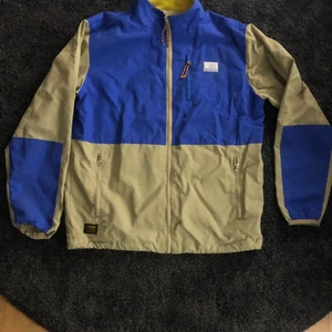 butter goods jacka - jacka från butter goods köpt 2019. använd under förra våren men i klockrent skick. storlek small. perfekt för våren, väldigt trendig 😽🤞💜 köpt för 1200