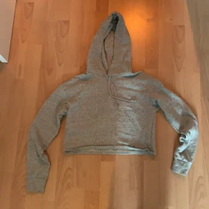 Hm kroppad Hodie  - Hej, säljer en kroppad Hodie på mig som är 162 så sitter den lite under naveln. Änvänd få tal gånger och inga skavanker 