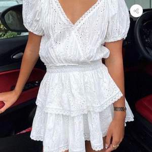 Tänkte sälja denna superfina vita klänning som aldrig är använd. Säljs pga jag valde en annan till min student. Passar jättebra till sommarn eller studenten. Superduperbra fin är den på också!!! köparen står för frakten.😍😍❤️ KLÄNNINGEN ÄR INTE SÅLD PÅ GRUND AV OSERIÖS KÖPARE KÖP DIREKT FÖR 500kr❤️