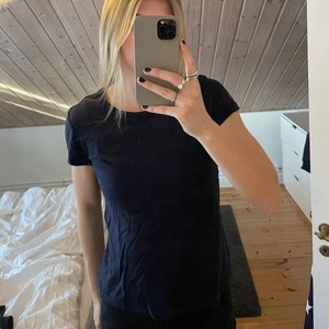 Ralph Lauren t-shirt - Marinblå t-shirt från Ralph Lauren med en rosa logga på ena armen💗