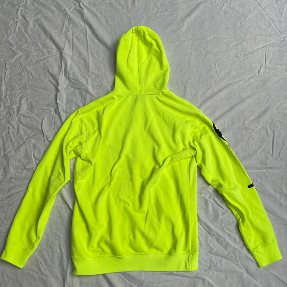 Champion hoodie i limegrön färg, tryck längst armen. Välanvänd :). Hoodies.