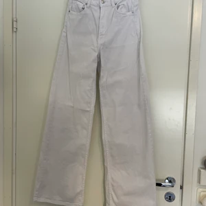 Jeans stl 34 divided  - Snygga jeans stl 34. Jätte fint skick. 