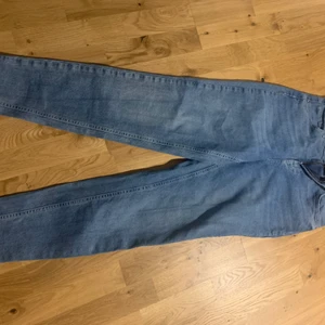 Blåa jeans - Korta blåa skinny jeans. 