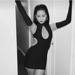 Svart klänning - INTESSEKOLL!!🖤 På denna super snygga klänning🖤 säljer då de inte riktigt är min stil och hoppas någon annan kan passa i den bättre🖤 den är änvänd endast en gång🖤 storlek 36 men skulle säga att en 34 också kan ha passa då den är lite stretchiga i materialet🖤 så så snygg och passar perfekt till utgång🖤 går både att klä upp och ner och har en så snygg passform🖤 köp direkt för 450kr🖤