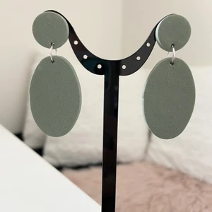 Örhängen  - Handgjorda örhängen av lera. Samfraktar. Kontakta för flera bilder eventuellt video. Storlek ca 5  cm Står ej för postens slarv Kontakta för nickelfri alternativ