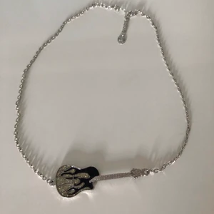 Gitarr halsband - Halsband med en glittrig gitarr.