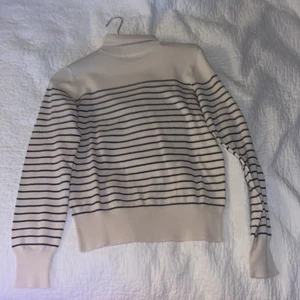 Tröja  - Aldrig använt, ungefär beige, kom privat om ni vill ha bättre bilder 