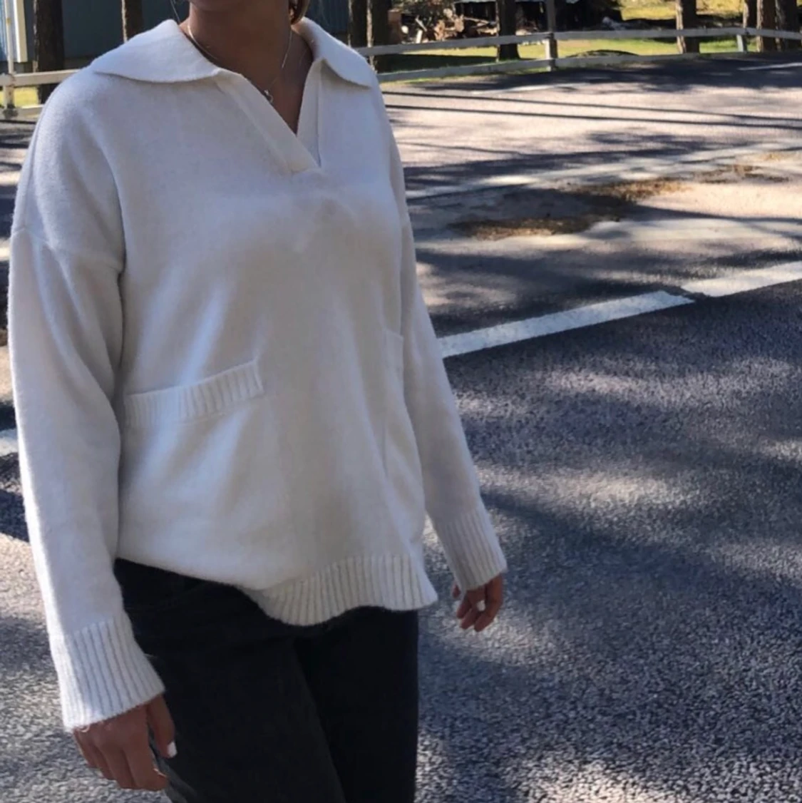 Stickad vit tröja