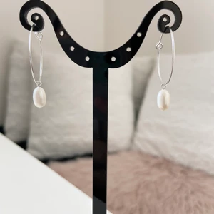 Örhängen med äkta pärlor  - Handgjorda örhängen med sötvattenspärlor . Samfraktar. Kontakta för flera bilder eventuellt video. Creol storlek ca 25 cm Står ej för postens slarv Kontakta för nickelfri alternativ