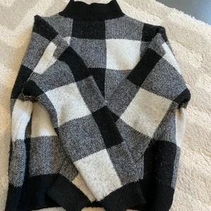 Tröja Chiquelle - Rutig tröja från Chiquelle. Nopprig men vid köp kammar jag den självklart så det noppriga minskar. Passar xs-m beroende på hur man vill ha den, sitter oversized på mig som brukar ha stl s. 