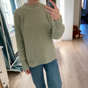 Ljusgrön tröja  - Stickad tröja i ljusgrön färg eller som jag kallar det”päron”-  med halvpolo och liten slits. För frågor finns jag i DM 😊🌸