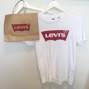 Levis t-shirt i storlek XS - Fin clean levis t-shirt med rött tryck i storlek XS. Påsen skickar jag med vid köp (Äkta). Nypris ca300kr✨