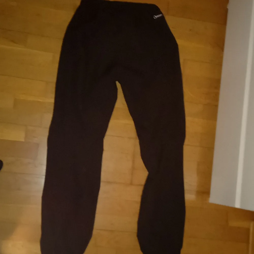 Jag säljer ett par Haglöfs byxor i storlek s som även är vattentäta och klarar av vind . Jeans & Byxor.