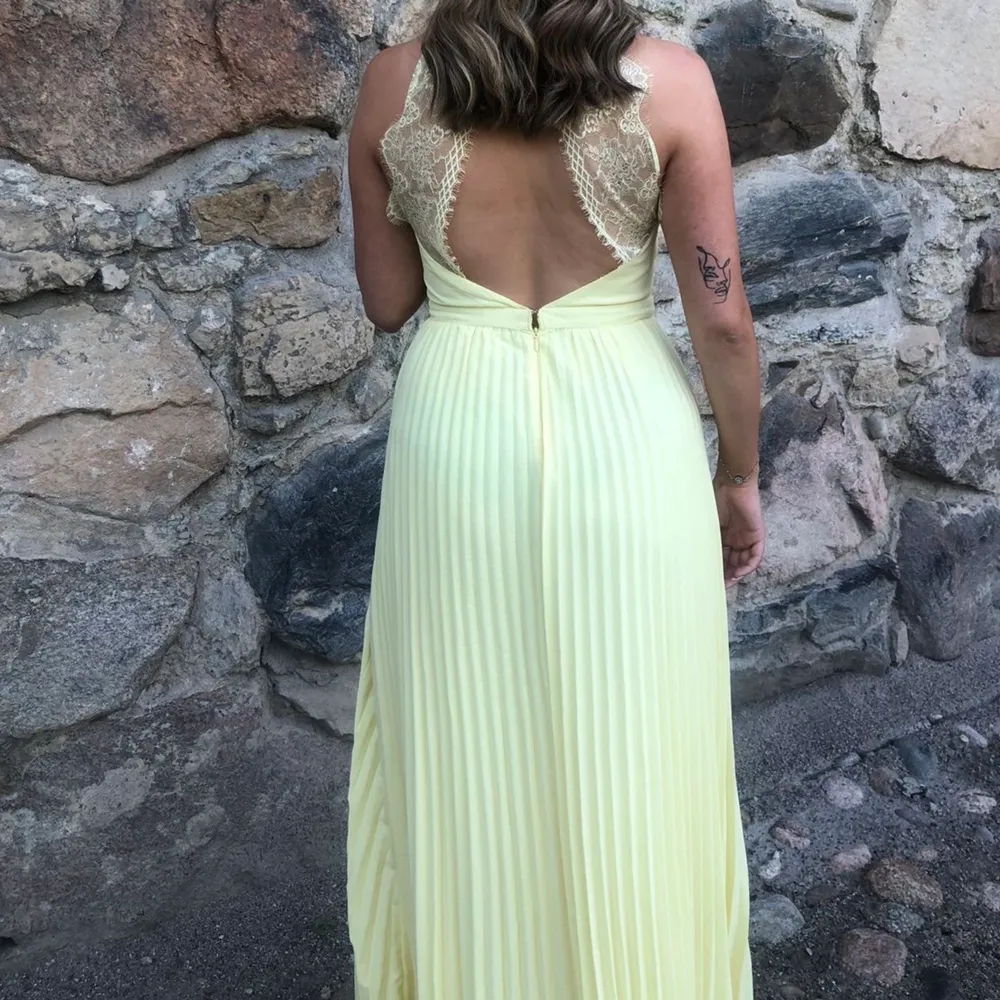 En gul vacker balklänning från Nelly i strl 36, älskade den! Säljes då jag inte har användning för den längre 💛 ordinariepris: 899 kr. Klänningar.