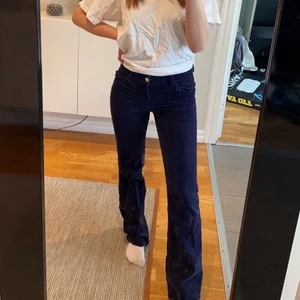 Lågmidjade Manchester byxor - Säljer dessa mörkblå Manchester byxor i storlek 34 💙 Lågmidjade byxor