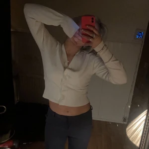 Vit kofta - Superfin kofta från cubus som knappt är använd! Säljer vidare pga att jag aldrig använder den, 100kr + frakt🫶🏽 Storlek S/M