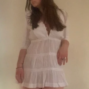 Calvin Klein Studentklänning  - Studentklänning köpt second hand för 600kr super söt modell, volangig kjol med trekvarts ärm och plisserad. Säljer då jag köpt en annan. Den sitter som en S och man får ha beiga underkläder men den är jättesöt och passar perfekt för studenten❤️🌸💅🏻