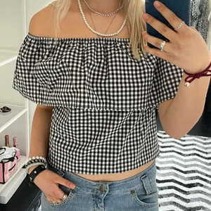 Rutig blus - Blus i picknick mönster från NELLY TREND. Passar XS-M. Fraktas eller möts upp i Täby Centrum.