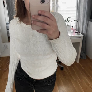 Kabelstickad tröja - Vit Kabelstickad tröja från JC.