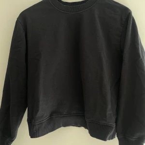 Sweatshirt NAKD - Svart sweatshirt från NAKD i storleken M, sitter snarare som en xs/s. Bra skick!