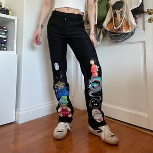 Svarta byxor broderade Spirited Away - De fetaste kostymbyxorna från Omighty med broderade Spirited Away karaktärer längst ner på benen 🐉 Dessa byxor är så så sköna och är så lätta! Verkligen en systemens piece man kan ha med en enkel skjorta eller linne! Köpta för ca. 800 kr så säljer för 200 kr :) skriv för mått! <3