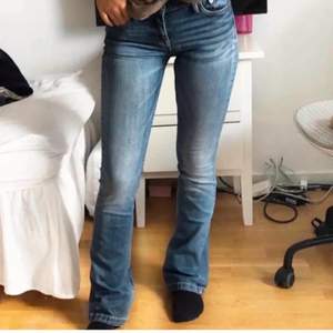 (Bilderna är lånade från den jag köpte byxorna av). Jättefina lågmidjade jeans som är för små för mig.  Storleken är egentligen 26/35 men är uppsydda så längden är ungefär 32 vilket passar mig som är 175 cm.