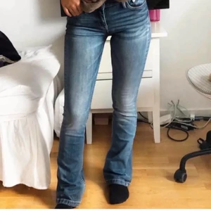 Lågmidjade jeans  - (Bilderna är lånade från den jag köpte byxorna av). Jättefina lågmidjade jeans som är för små för mig.  Storleken är egentligen 26/35 men är uppsydda så längden är ungefär 32 vilket passar mig som är 175 cm.
