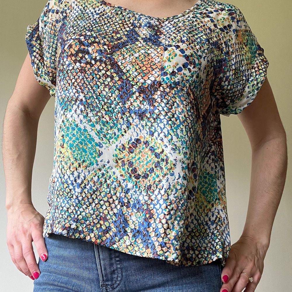 Multicolor top, loose fit, pattern like fish/snake colors blue/green/white. Very comfortable and nice to wear on the summer with shorts or jeans and winter with black leather leggings. Bought it in USA and it is still in good condition.. Toppar.