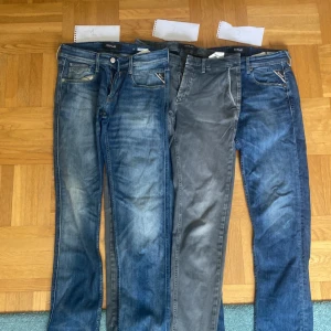 Replay jeans stl: W 29 L 32  - Replay jeans                                                                       Byxor 1. SÅLD.  Byxor 2. Gråa Replay jeans stl: Waist 29 Length 32 Modellen är Zeumar och är i mycket dra skick förutom ett litet håll som syns i bild 2. Byxor 3 SÅLDA