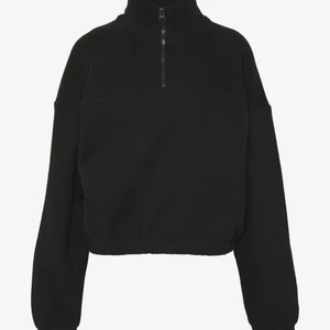 Croppad sweatshirt dragkedja S Weekday - Cropped sweatshirt med dragkedja från Weekday. I nyskick! Har resår längst ned så sitter puffigt där sen slutar i midjan. Storlek 36.