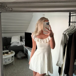 vit kläning  - Vit klänning i linne material, använd en gång! Perfekt till avslutning eller studenten! 🤍 Kan både knytas fram eller bak! 