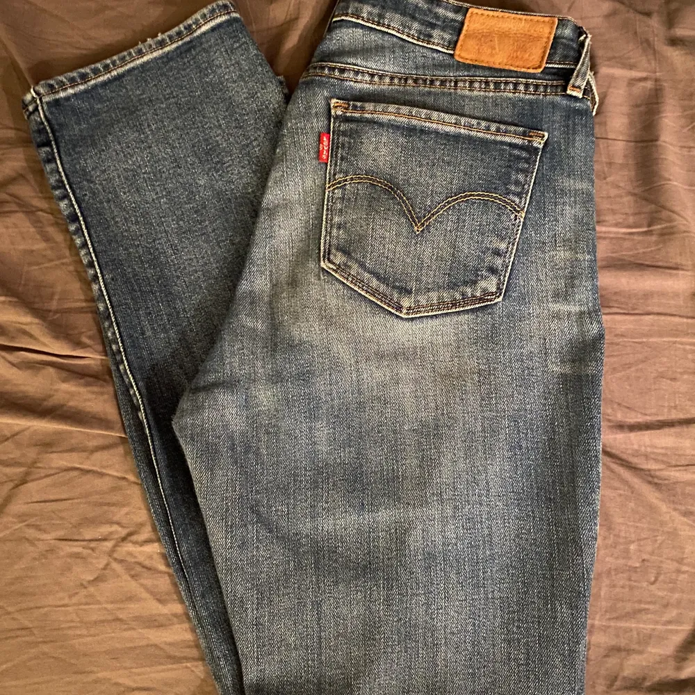 Jeans från Levis i modellen 714 straight, storlek 28. De är väldigt bekväma och i ett bra skick. Skriv privat för fler bilder 💞. Jeans & Byxor.