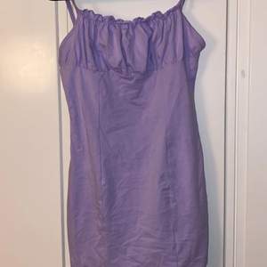 En lila klänning från SHEIN i storlek S som aldrig är använd pga fel storlek