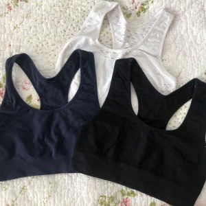 Träningstopp - Använda väldigt mycket (förutom den svarta). Passar perfekt för lätt träning som till exempel yoga då de inte ger så mycket support. (Blå och vit 20kr tillsammans) och 15 kr för sig. Den svarta (såld) 