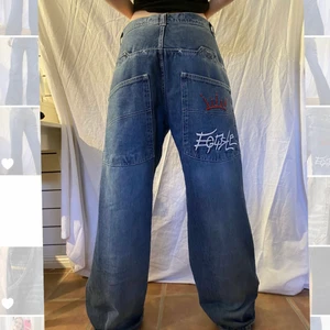 Baggy y2k jeans - Säljer mina fina eftertraktade jeans med ascoola fickor!! Såå nice modell och passform. Så snygga på både killar, tjejer, osv. Midjemåttet är ca 41cm och innerbensmåttet är 83cm. Passar typ alla men sitter bara mer eller mindre baggy beroende på kroppstyp. Älskar dessa så säljer bara vid bra bud isf. Hör av er vid frågor eller intresse!🥰💕