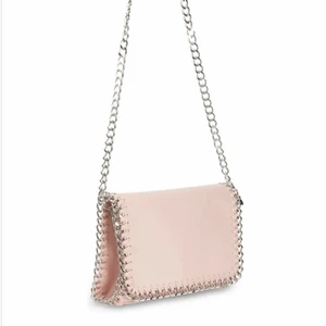 Väska - Jätte fin rosa tiamo väska som jag köpte för 500 kr! Aldrig använd då den inte kommer till användning. Priset kan diskuteras😊