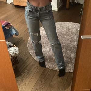 Straight jeans med slitningar ifrån zara! (Mid waist)