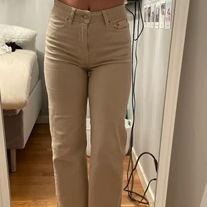 Jeans - Säljer dessa jättefina beiga jeans!