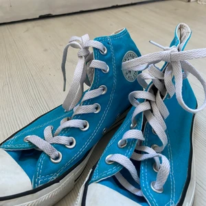 Converse💙 - Säljer mina converse i ovanlig färg❤️ önskar jag kunde behålla men de har tyvärr blivit för små för mig❤️ lite lätt smutsiga där fram men syns knappt i verkligheten! De är i storlek 36 men passar storlekarna 36-37.5❤️