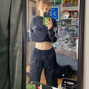 Y2k svarta cargo pants  - Säljer mina svarta cargo pants från Clockhouse med feta detaljer som fickor på rumpa & ben 🖤 strl 40 men har hand i midjan och passar 165-170. använder ej, i nyskick och köpare står för frakt 😇 dm för bilder / frågor