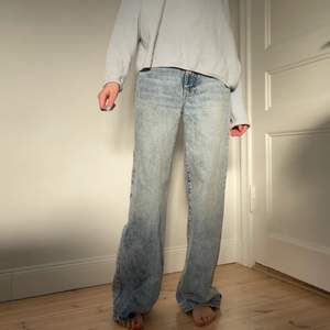 Jag säljer ett par jättefina jeans i stl 34. De är från Gina tricot och är i jättebra skick. De säljes för 100kr plus frakt. Jag är 162 ungefär, men jag har långa ben så de är ändå ganska långa. 