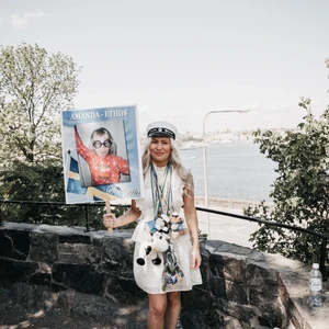 Studentklänning från bubbelroom - Letar du efter en studentklänning till billigare pris? Rensar min gaderob o hittade denna pärla som bara använts en gång. Storlek 36 med spets över hela klänningen med en vit underklänning. Köpt för 999 kr 