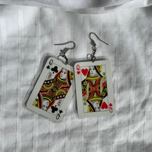 kort örhängen (damer)  - unika örhängen! ca 5cm långa och 3cm breda. korten är laminerade så de "tål" vatten. smått använda av mig, köptes secondhand så antagligen använda innan mig.  skick: 8/10, lite lite rostiga längst ner på hänget!