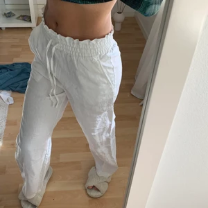 Linnebyxor  - Jag säljer dom perfekta linnebyxor i storlek xs som är helt oanvända med lappen kvar 🤩 Dom sitter helt perfekt på mig som är runt 170 cm och bär vanligtvis S, men skulle även passa personer som är något kortare 💙