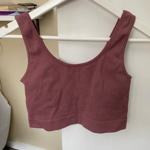 Topp - Topp från bik bok. Funkar både till vardags och till träning. Strl xs/s